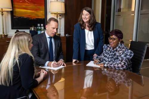 Reunión de Annette Malena y Charles Scholle con clientes