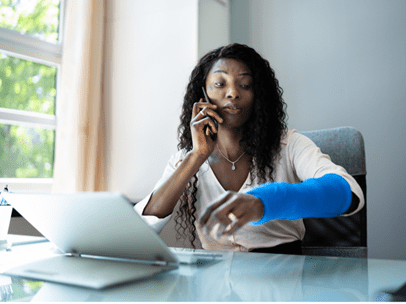 women with broken arm on the phone