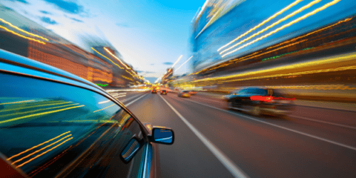 Exceso de velocidad del coche durante un largo viaje por carretera 