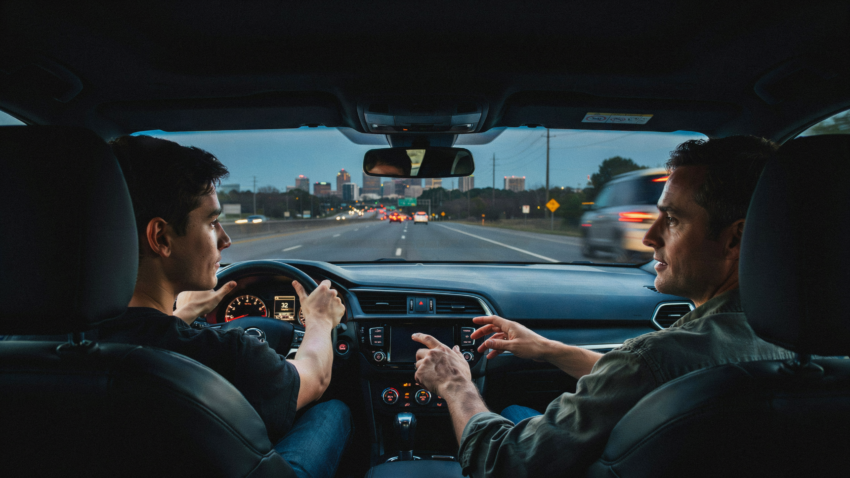 Georgia's 100 Deadliest Days: Why Summer Is the Most Dangerous Time to Drive 2 Un padre enseña a su hijo adolescente a conducir de noche